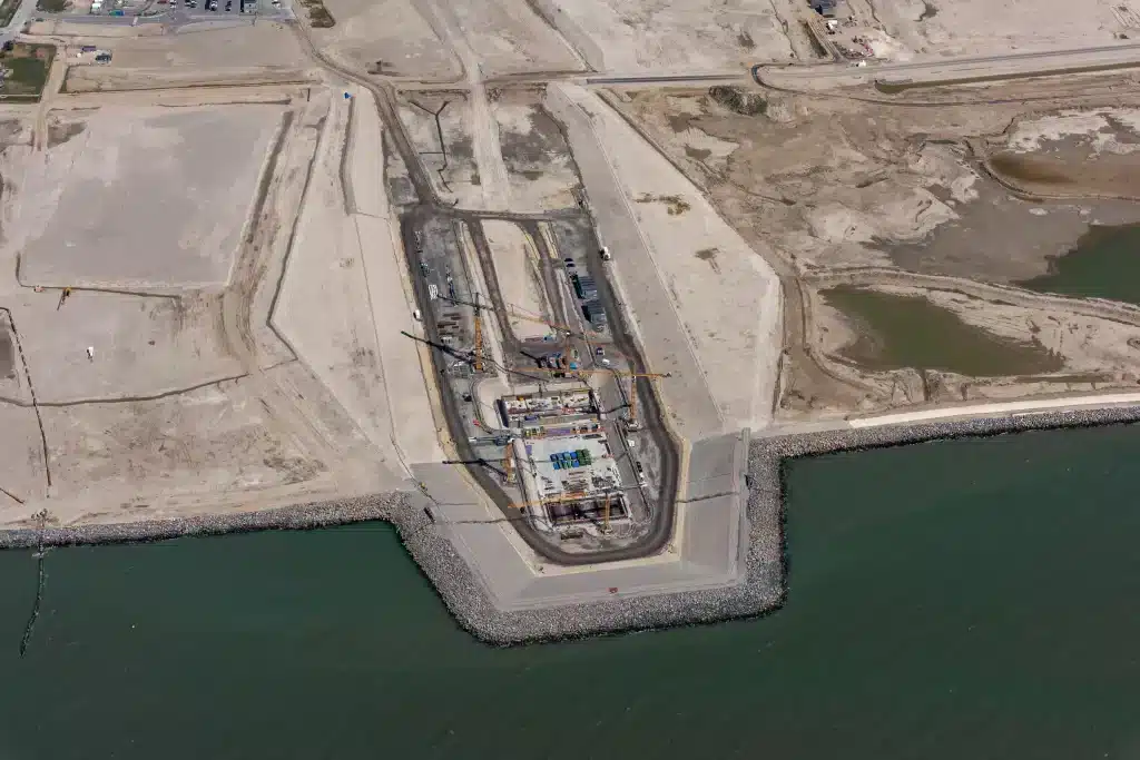 Fehmarnbelt tunnel construction with the Locator One. De Locator Ones worden gebruikt om de hoogte van deze dijken te garanderen, zodat de dijken bij storm niet overstromen en de mensen die achter de dijken werken dit veilig kunnen doen.