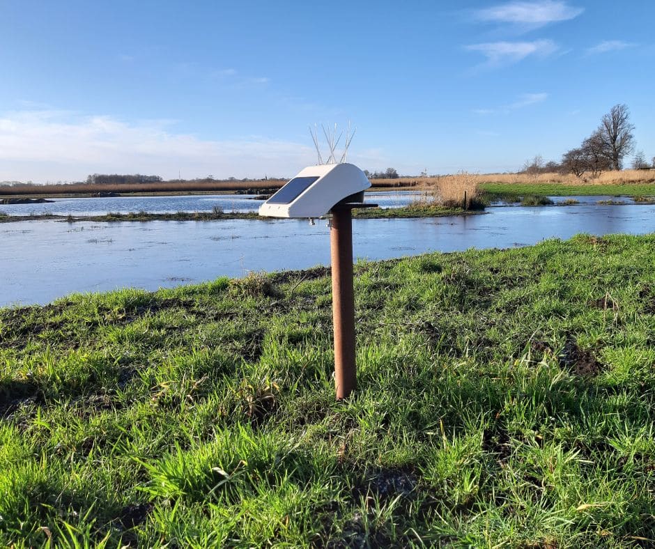 Autonomous settlement tracking equipment, Basetime Locator One device, used for De Wieden dike monitoring in the wetlands of St. Jansklooster.