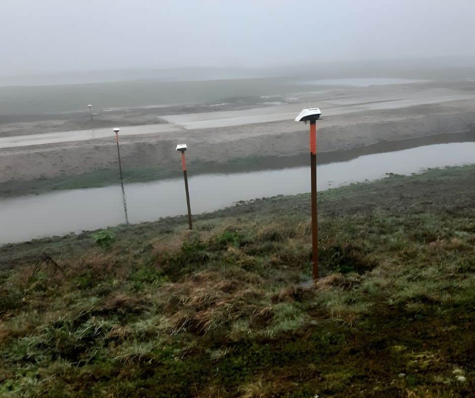 Basetime Locator One units monitoring settlement on the Gorinchem–Waardenburg dike during reinforcement works.