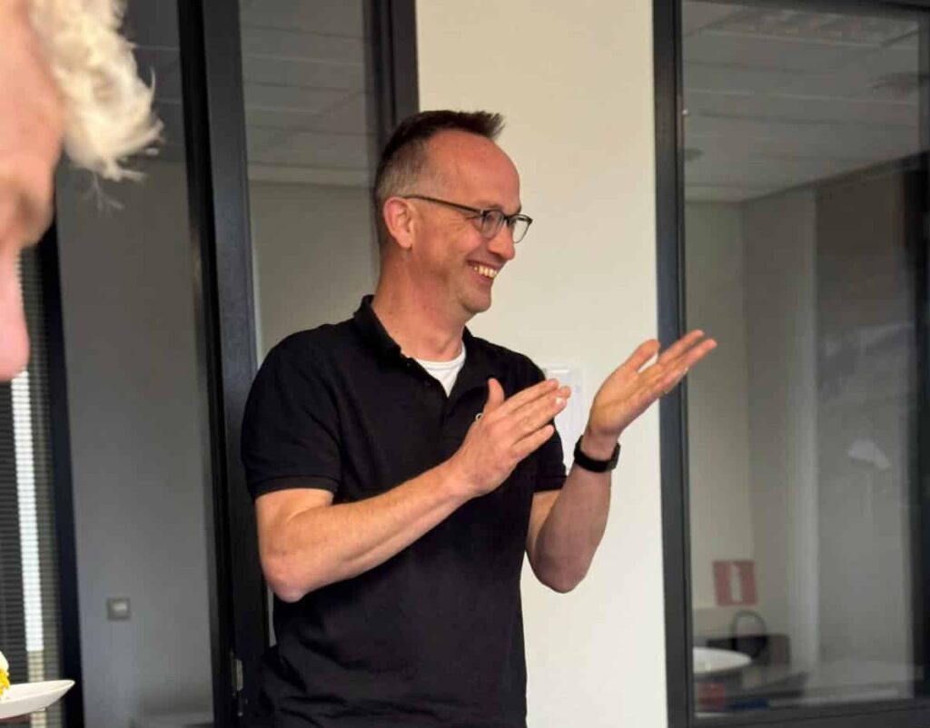 Hans van praat tijdens zijn 10 jarige jubileum